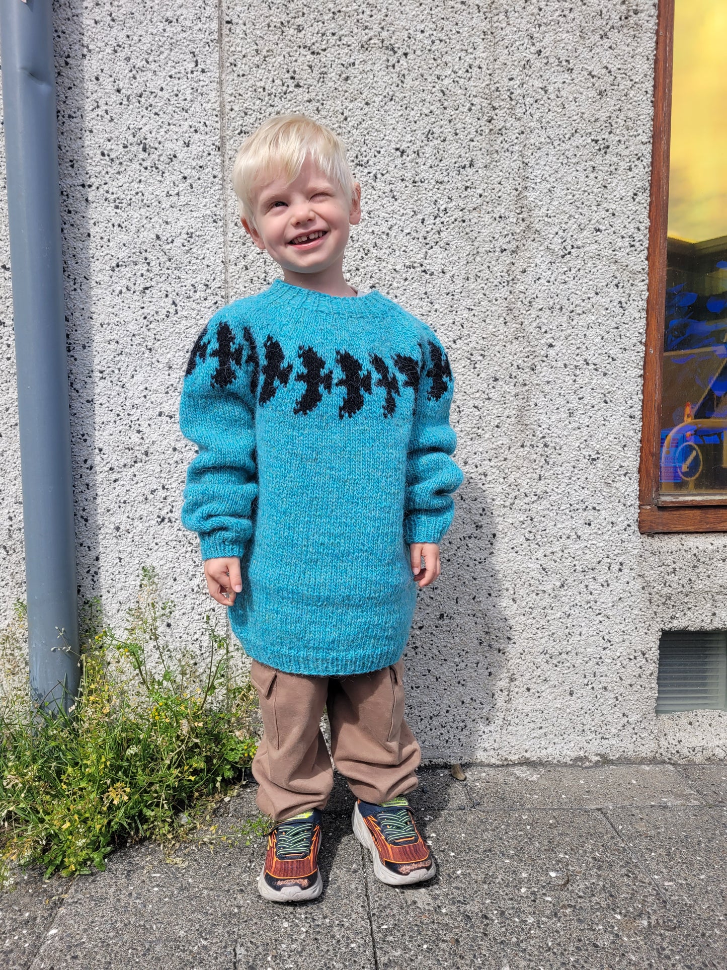 Kids Lopapeysa for 9-10 y/o knit by Líney Benediktsdóttir