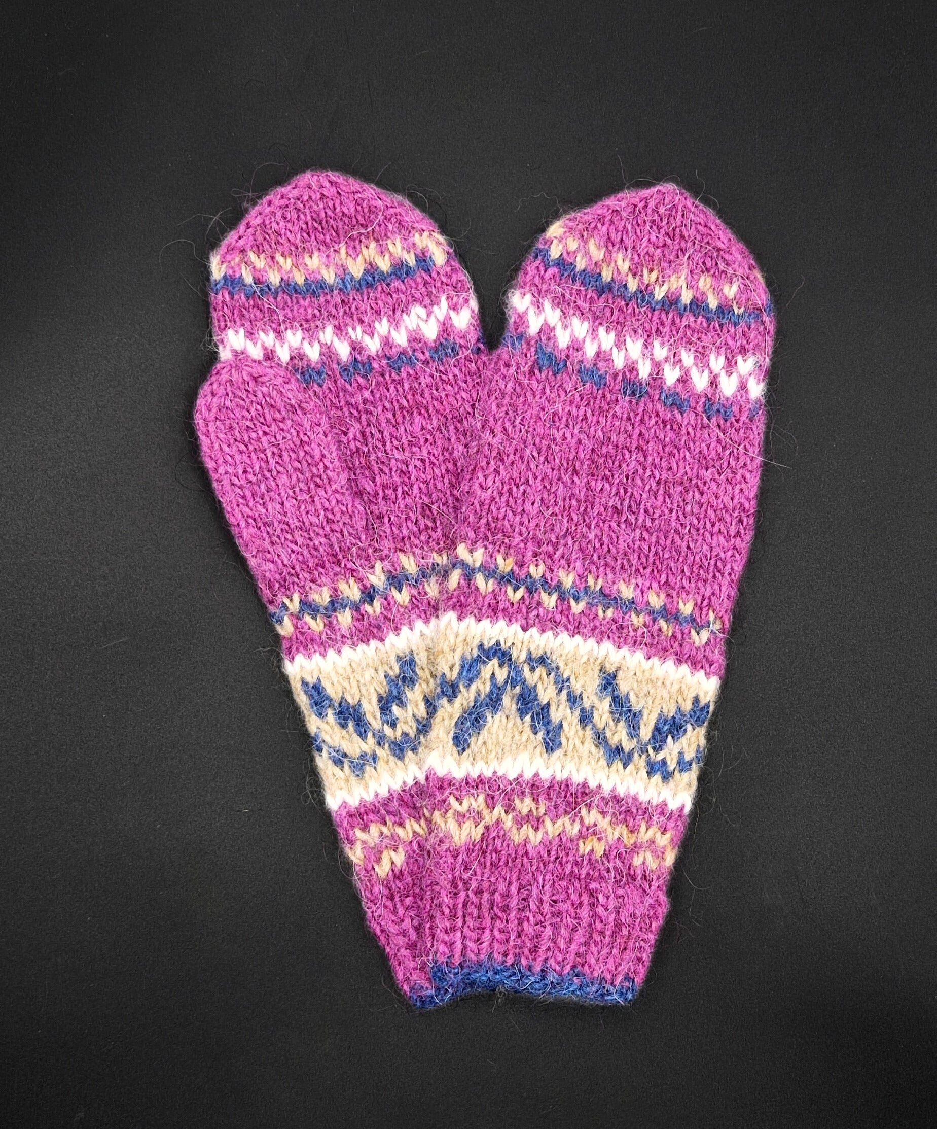 Icelandic wool mittens knit by Hrafnhildur Stella - 1