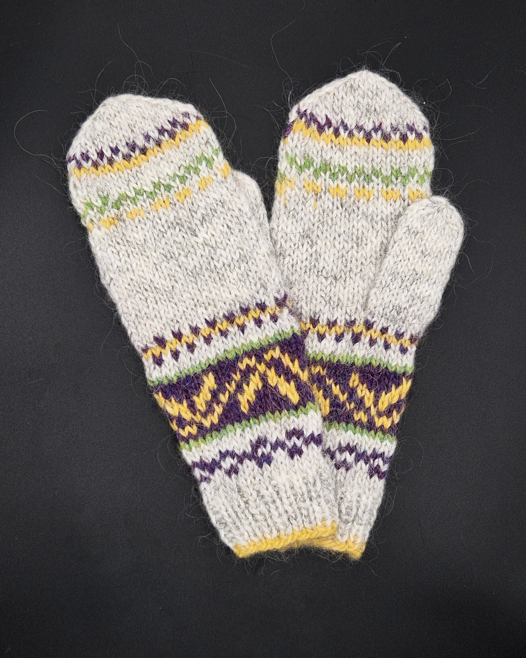 Icelandic wool mittens knit by Hrafnhildur Stella - 2